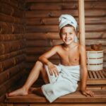 hiperrealistyczne zdjęcie uśmiechniętego, uroczego dziecka w saunie, cieszącego się chwilą relaksu i radości